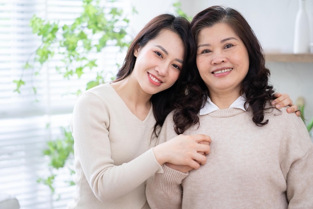 Immagine di madre e figlia asiatiche a casa