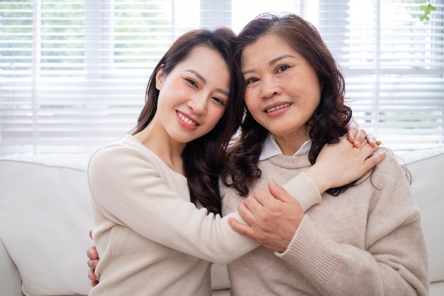 Immagine di madre e figlia asiatiche a casa