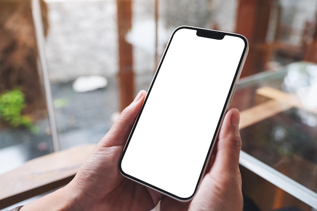 Immagine di mani che tengono un telefono cellulare con uno schermo desktop vuoto