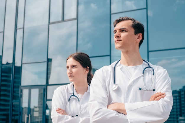 Immagine di medici in piedi di fronte all'edificio dell'ospedale