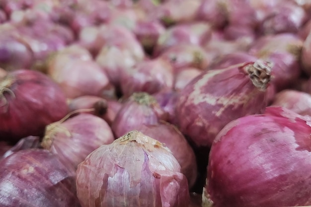 Immagine di messa a fuoco selettiva delle cipolle nel supermercato