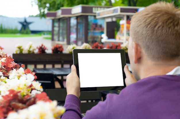 Immagine di mockup di un uomo che tiene in mano tablet nero con schermo bianco vuoto