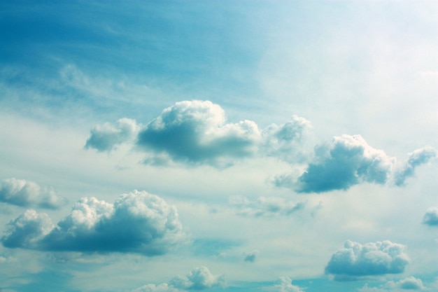 Immagine di nuvole soffici e soffici alla deriva lungo un cielo blu e verde acqua