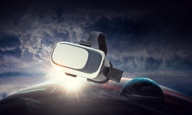 Immagine di occhiali per realtà virtuale fluttuanti. Tecnica mista