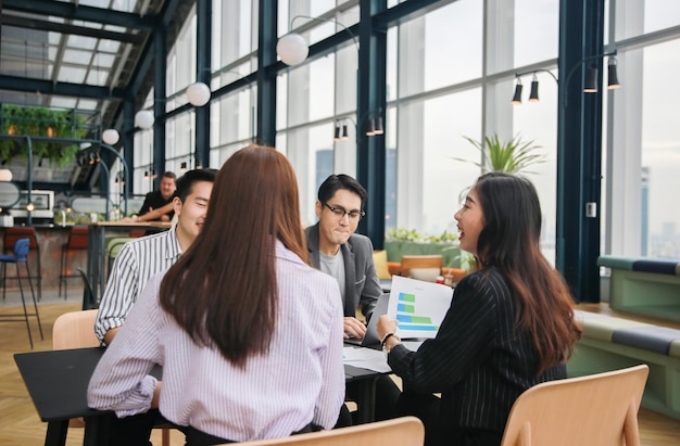 Immagine di partner commerciali che discutono di documenti e idee durante la riunione