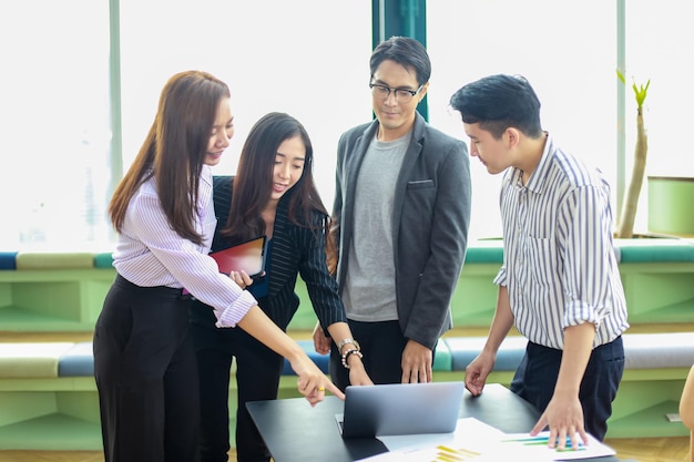 Immagine di partner commerciali che discutono di documenti e idee durante la riunione