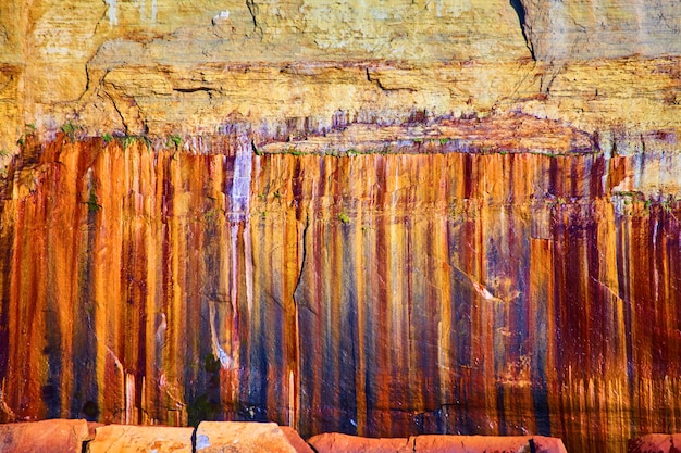 Immagine di Pictured Rocks con colori ruggine che striano lungo il suo lato