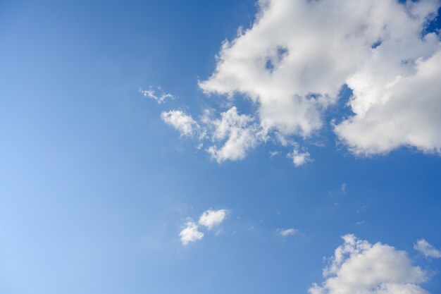 Immagine di sfondo con un bel cielo azzurro e nuvole bianche.