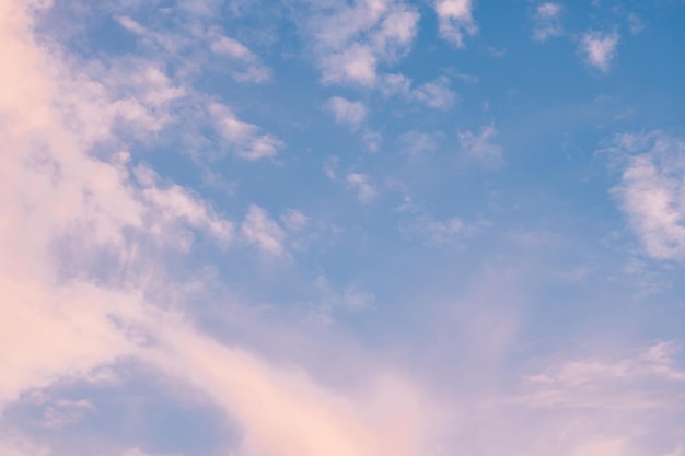 Immagine di sfondo del cielo blu luminoso con nuvole bianche e rosa pastello Bellissimo modello di cielo in una limpida giornata di sole