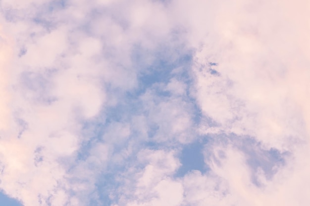 Immagine di sfondo del cielo blu luminoso con nuvole bianche e rosa pastello Bellissimo modello di cielo in una limpida giornata di sole