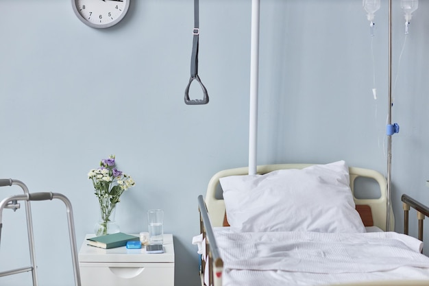 Immagine di sfondo dell'interno della stanza d'ospedale con letto e fiori