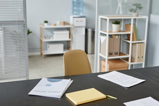 Immagine di sfondo della scrivania con documenti e relazione annuale nello spazio della copia del cubicolo dell'ufficio