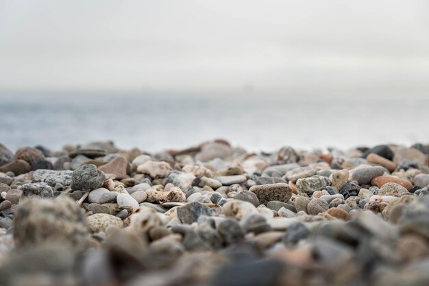 Immagine di sfondo della spiaggia con il mare in lontananza con ciottoli