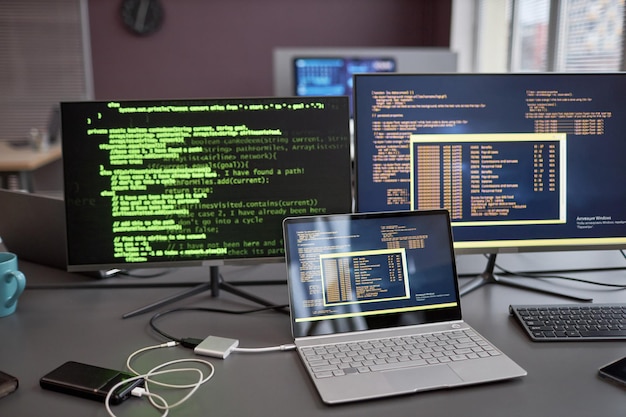 Immagine di sfondo di computer e laptop con linee di codice verde