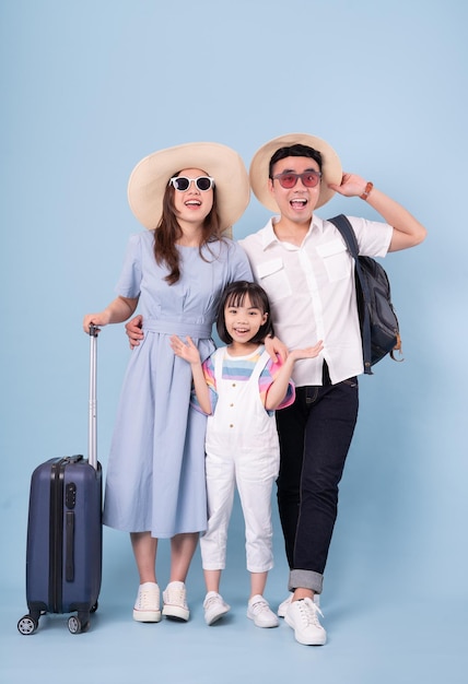 Immagine di sfondo di concetto di viaggio giovane famiglia asiatica