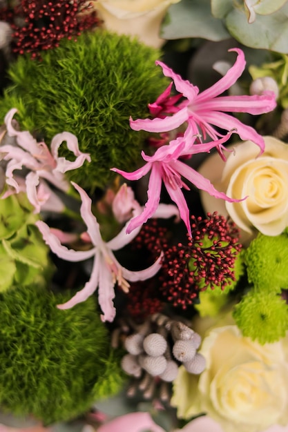 Immagine di sfondo di un bellissimo mazzo di fiori Garofani rose bianche crisantemo verde