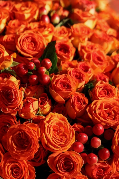 Immagine di sfondo di un luminoso bouquet di fiori in primo piano Rose spray arancione brillante