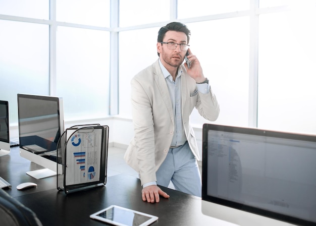Immagine di sfondo di un uomo d'affari in un moderno concetto di officebusiness