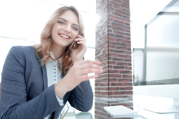 Immagine di sfondo di una donna d'affari sul posto di lavoro