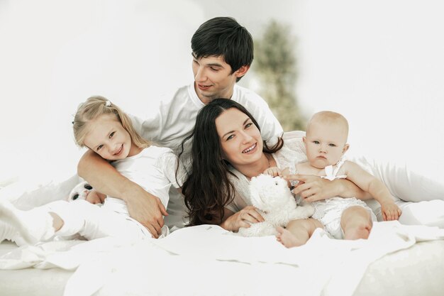 Immagine di sfondo di una giovane famiglia felice.foto con copia spazio.