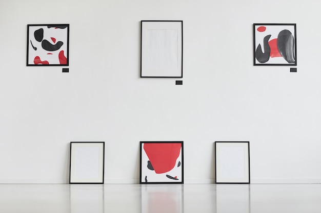 Immagine di sfondo grafico di quadri astratti moderni con nero e rosso appesi al muro bianco nella mostra della galleria d'arte,