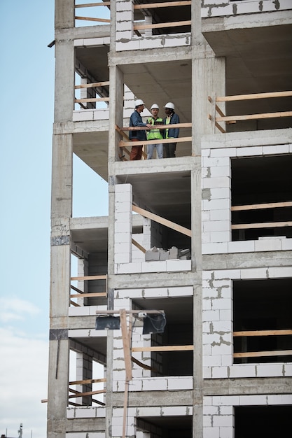 Immagine di sfondo verticale dello spazio della copia del cantiere di un alto edificio