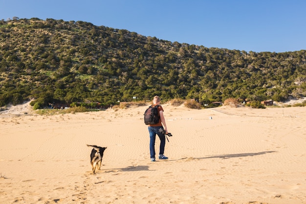 Immagine di stile di vita all'aperto dell'uomo in viaggio con un cane carino. Concetto di turismo.