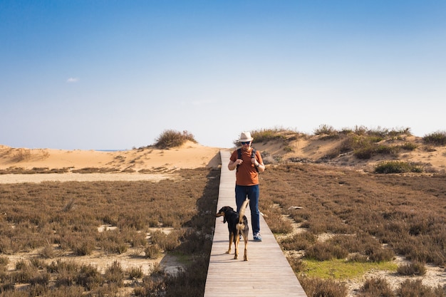 Immagine di stile di vita all'aperto dell'uomo in viaggio con un cane carino.