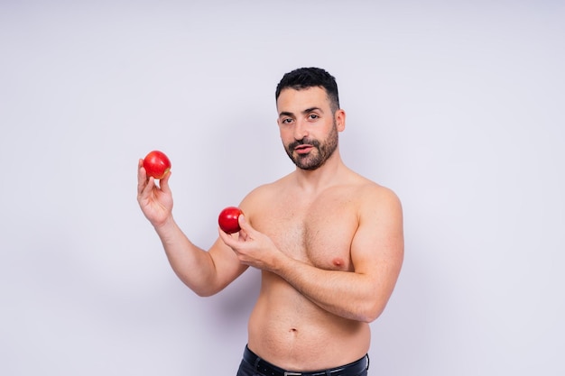 Immagine di studio completa isolata di un giovane uomo nudo con mutande e pomodoro