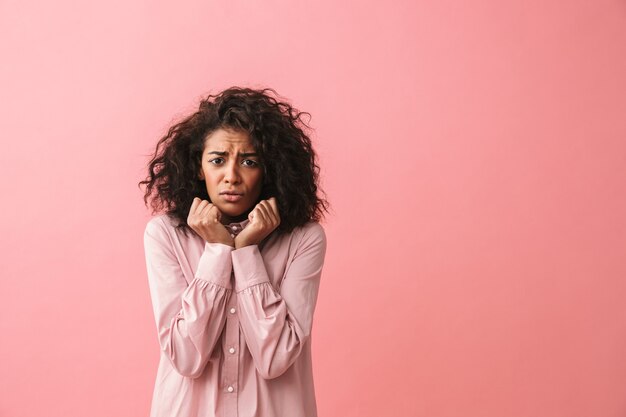 Immagine di triste bella giovane donna africana in posa isolato vestito in pigiama.