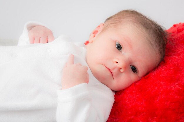 Immagine di un adorabile neonato guardando la telecamera