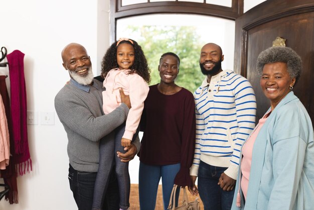 Immagine di un afroamericano felice di più generazioni che posa nelle porte