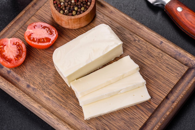 Immagine di un bar e mozzarella grattugiata su sfondo scuro