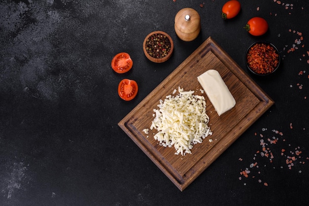 Immagine di un bar e mozzarella grattugiata su sfondo scuro