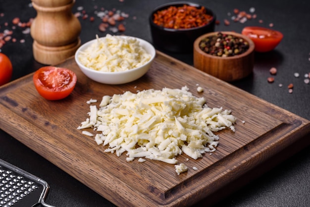 Immagine di un bar e mozzarella grattugiata su sfondo scuro