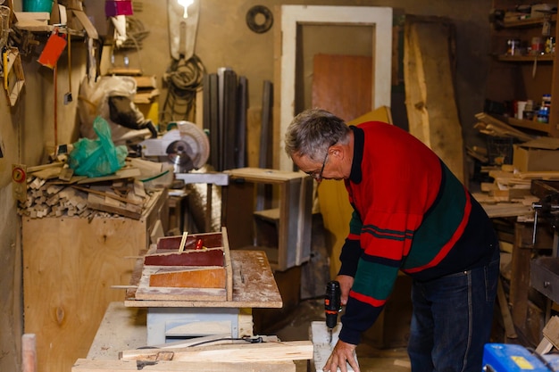 Immagine di un falegname maturo in officina