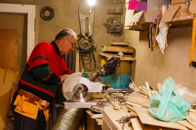 Immagine di un falegname maturo in officina