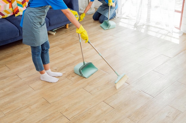 Immagine di un giovane professionista del servizio di pulizia femminile che lavora in casa