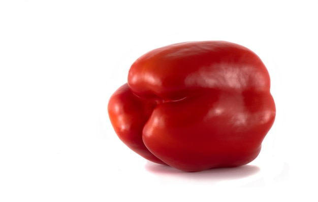 Immagine di un grande pepe rosso maturo su uno sfondo bianco
