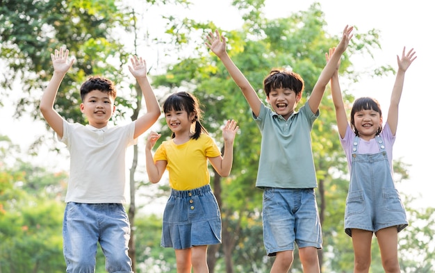 Immagine di un gruppo di bambini asiatici che si divertono nel parco