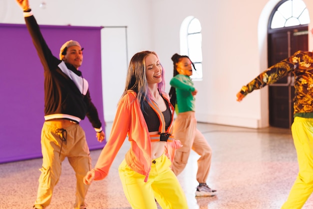 Immagine di un gruppo di diversi ballerini hip hop maschili e femminili che partecipano a uno scatto fotografico. Concetto di danza, ritmo, movimento e allenamento.