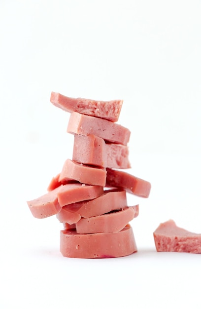 immagine di un hot dog pezzi di salsiccia su sfondo bianco