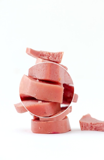 immagine di un hot dog pezzi di salsiccia su sfondo bianco