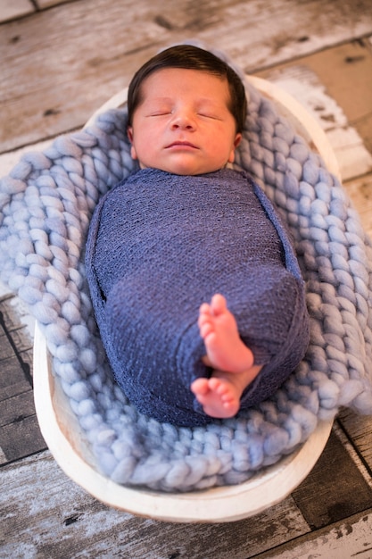 immagine di un neonato brasiliano arricciato che dorme in una coperta