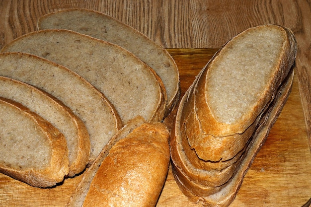 Immagine di un pezzo di pane tagliato in fette su un pane a tavola da cucina