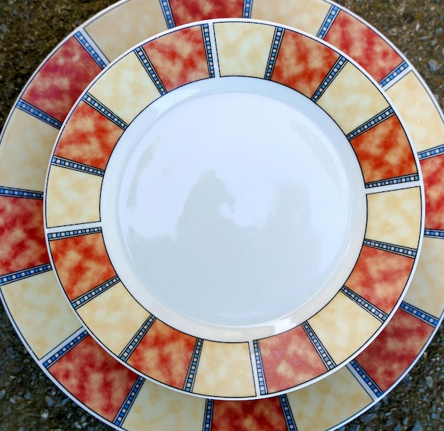 Immagine di un set di piatti colorati