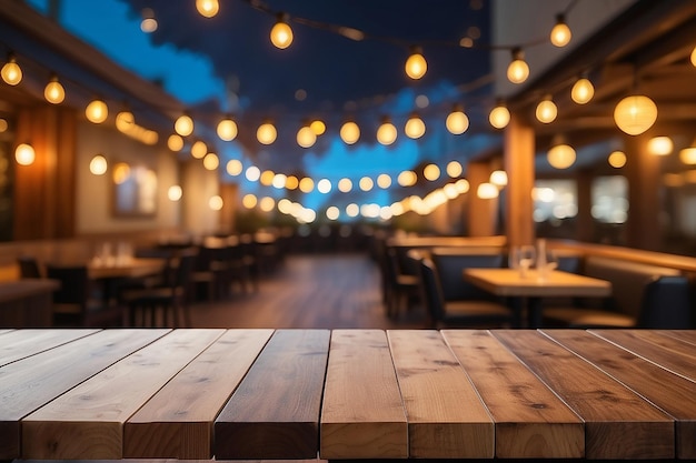 immagine di un tavolo di legno di fronte a uno sfondo sfocato astratto di luci restauranti