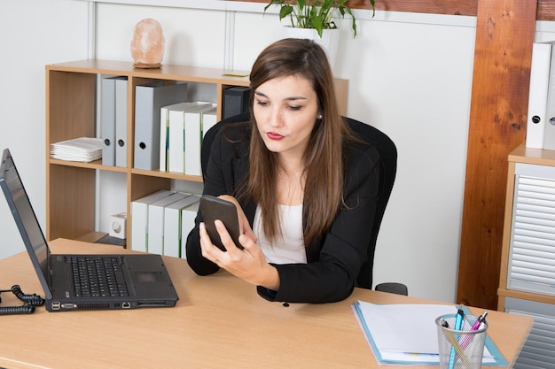 Immagine di un uomo d'affari che compone un numero utilizzando lo smartphone in primo piano