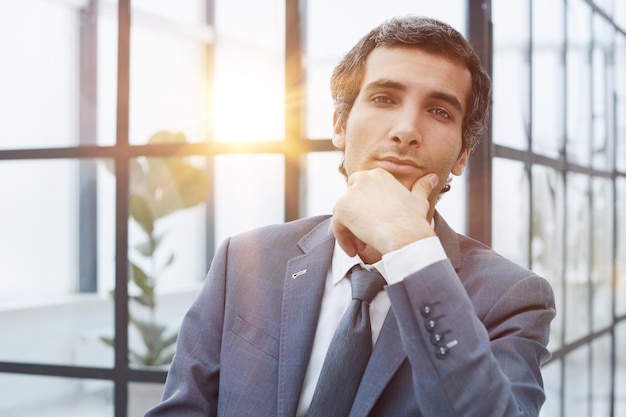 Immagine di un uomo d'affari di successo che si strofina la barba con un'idea interessante