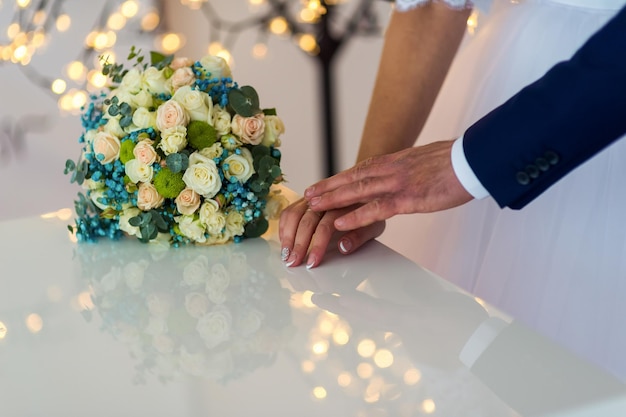 Immagine di un uomo e di una donna che si tengono per mano su sfondo di fiori di nozze Concetto di matrimonio